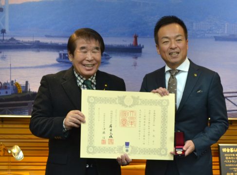 （左）紺綬褒章を授与された松永道幸氏