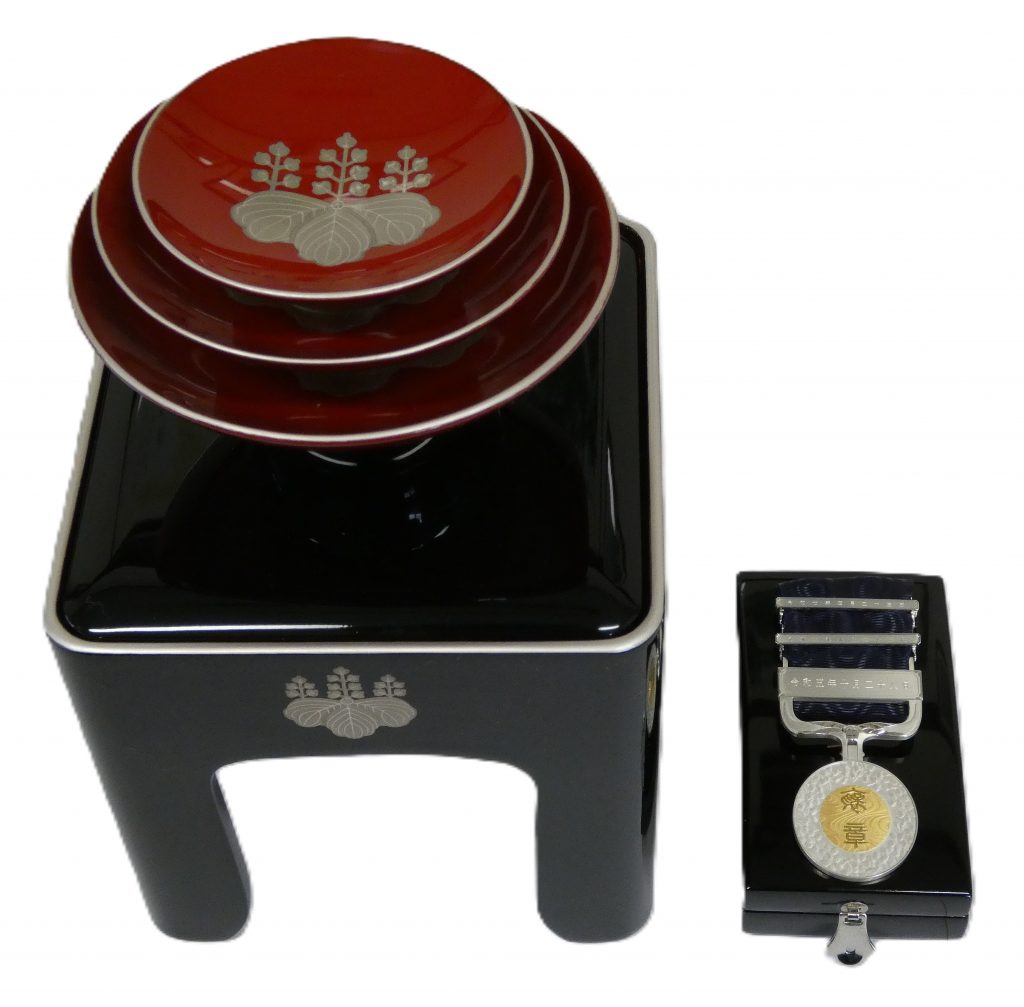 授与された木杯及び銀飾版