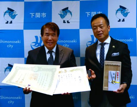 (左)紺綬褒章を授与された松永道幸氏